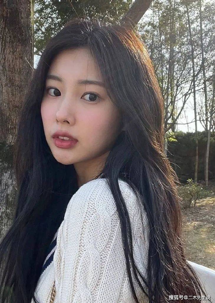 南韩最美女友脸姜惠元靠完美自拍照片成为万千粉丝追捧的女团成员人们