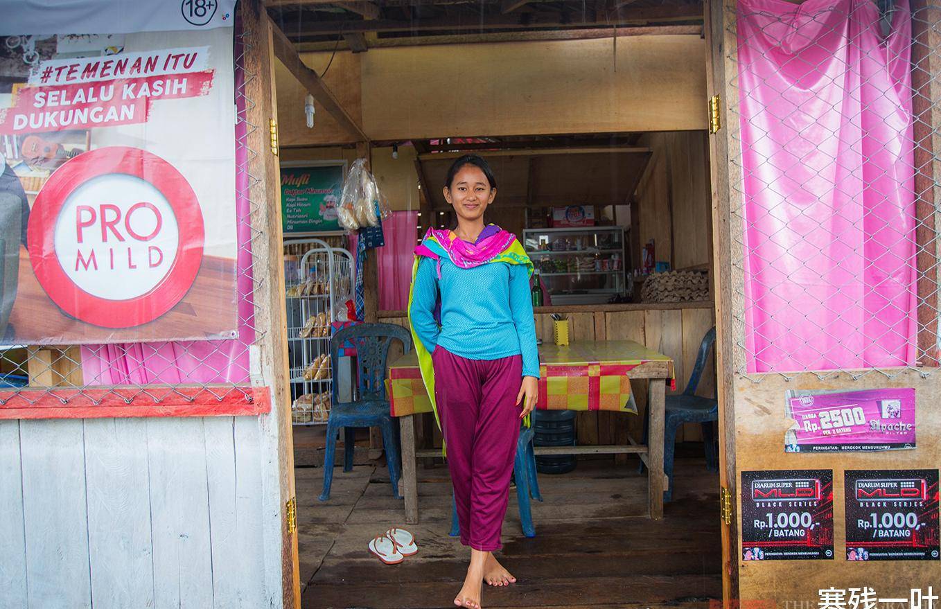 印尼女孩的人生:住在简陋的小木屋,不出门不上学生活十分简单
