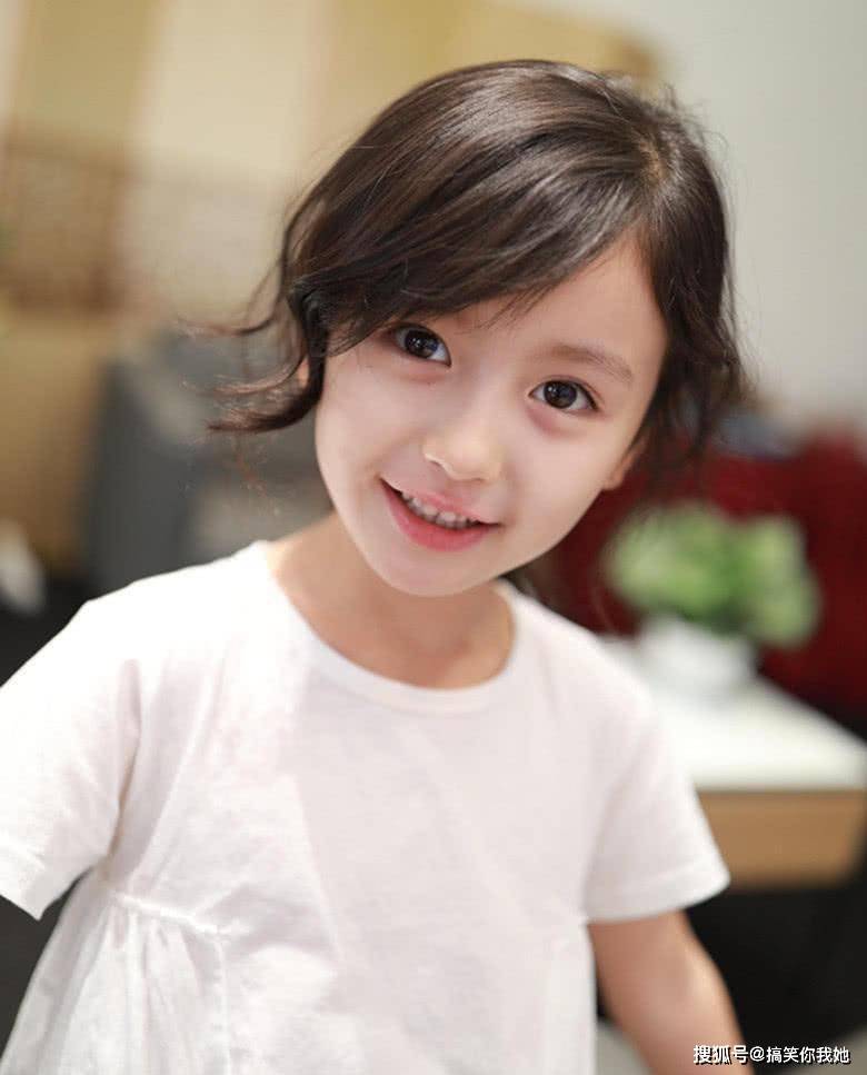 原创最美童星裴佳欣,9岁就开始化浓妆戴耳环,硬生生成了网红脸!