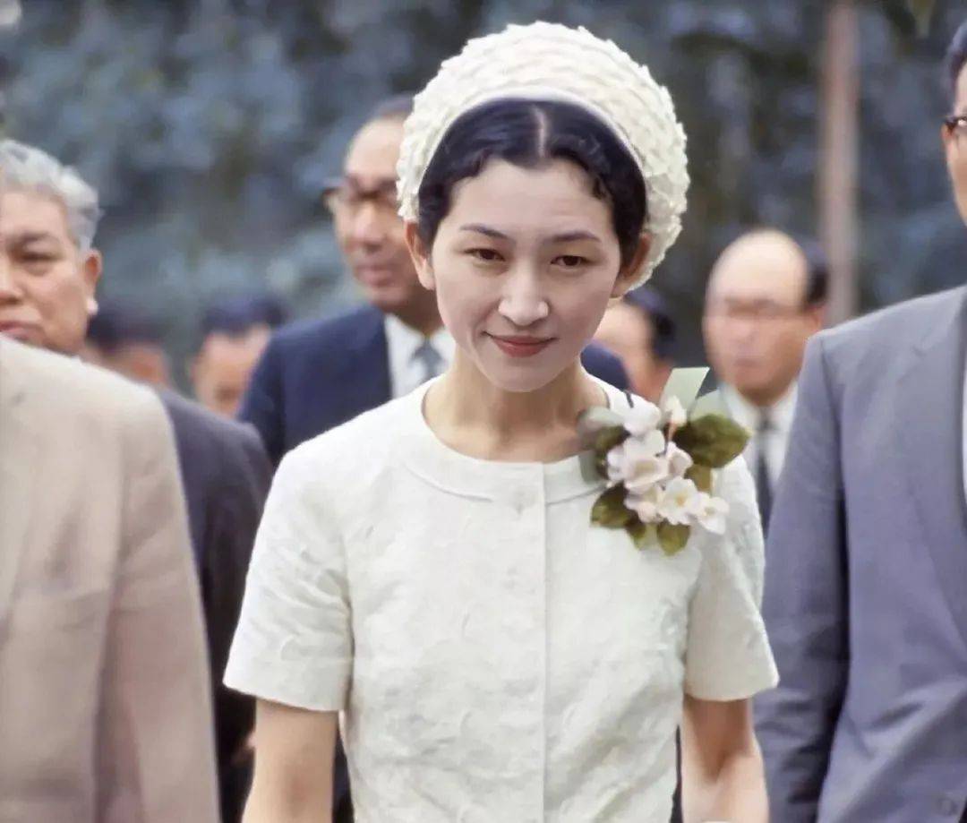 原创平民皇后美智子:磨坊千金被恶婆婆刁难40年,说多错多差点变哑巴