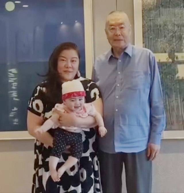 正确来说,刘诗昆是在去年81岁时,在美国见证女儿刘蓓蓓(贝贝)的出生