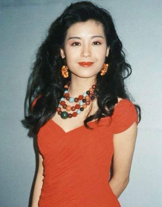 一婚13天变成寡妇二婚接受老公出轨51岁的伍咏薇成为人生赢家