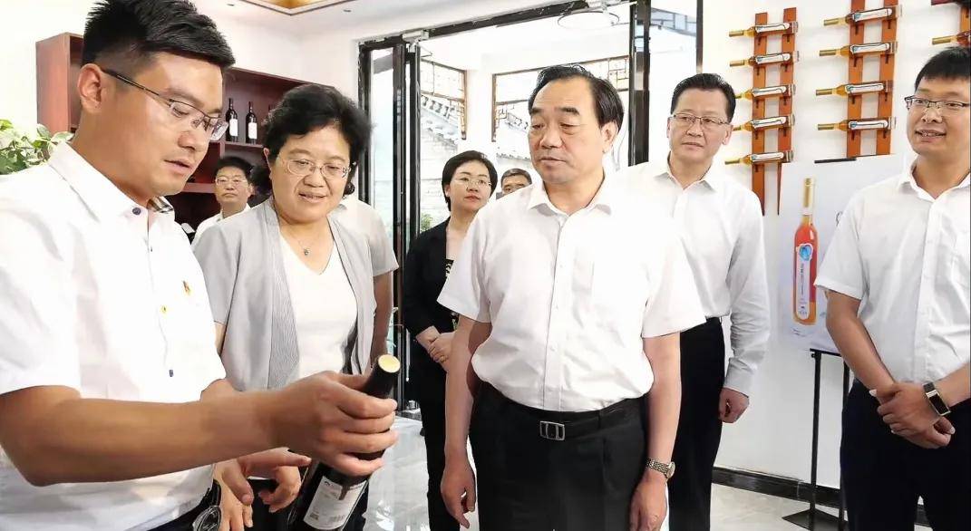 徐州市委书记周铁根,市委常委,秘书长王强一行到访江苏红日酒业有限