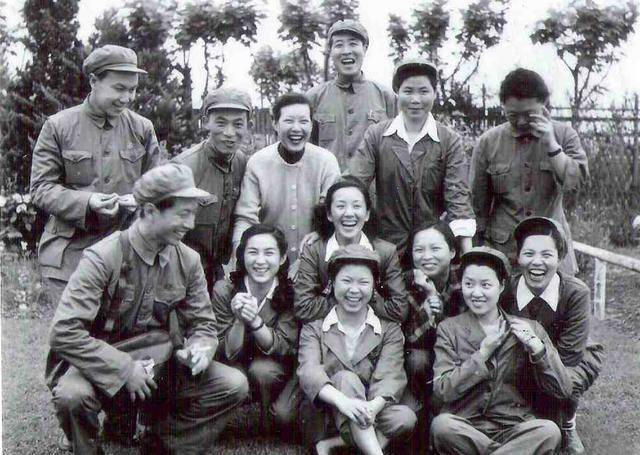 1957年,冯喆主演了电影《羊城暗哨》,成功塑造了侦察英雄王练的形象.
