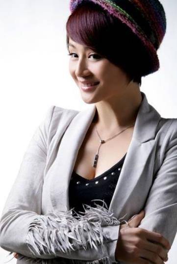 她本是著名女主持,但却跳槽当演员,并且在当红时放下事业嫁爱情