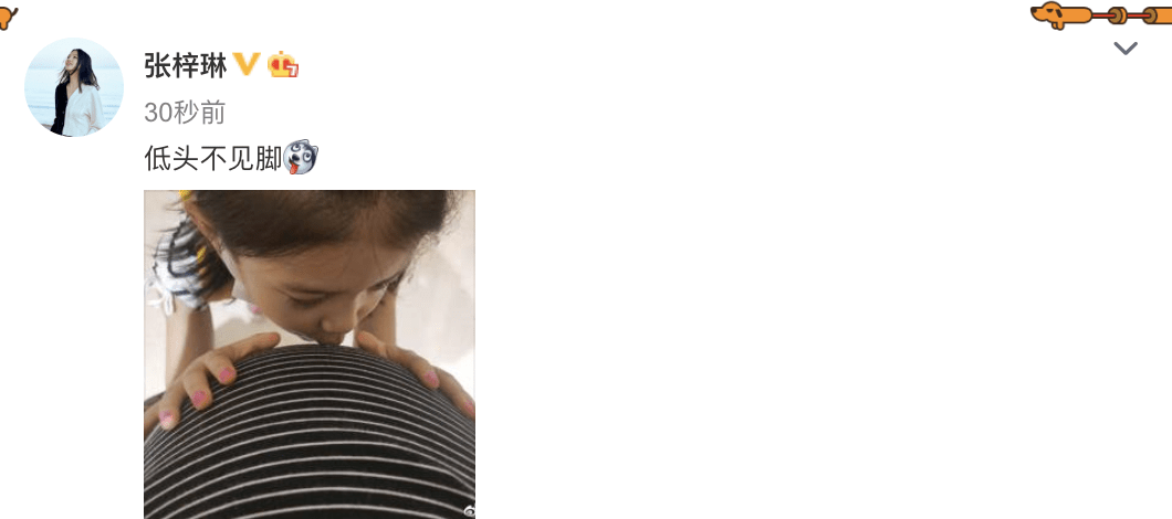 张梓琳晒二胎孕肚低头不见脚,女儿亲妈妈肚子,手涂指甲油超爱美