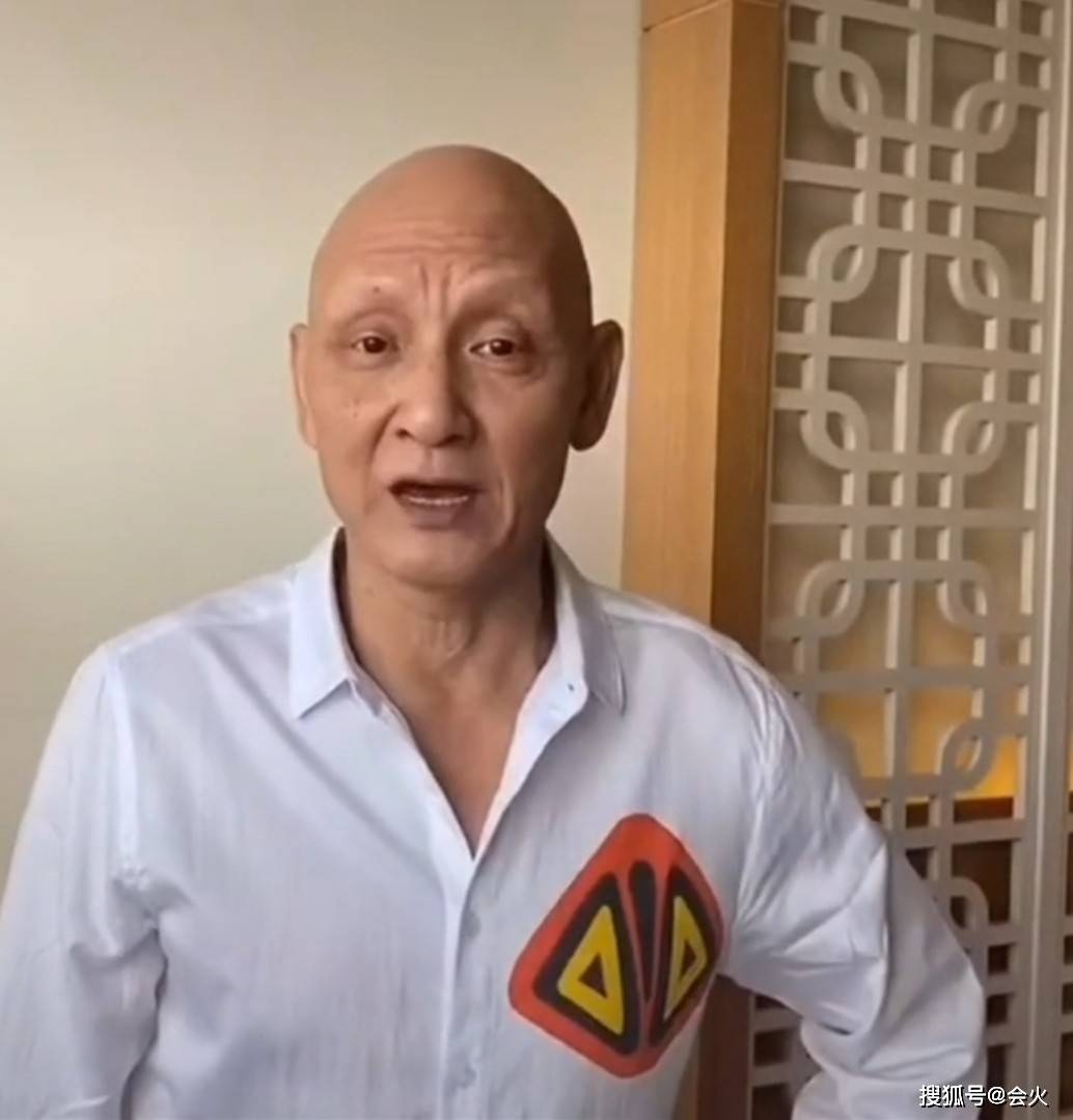 原创"坏人专业户"杜玉明罕露面,面庞黝黑顶标志性光头,抬头纹显眼