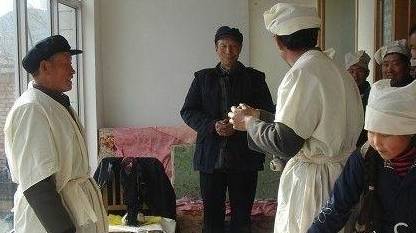 嫌母亲是哭丧,临死俩儿子都不来,只有女儿参加葬礼看到遗书傻了