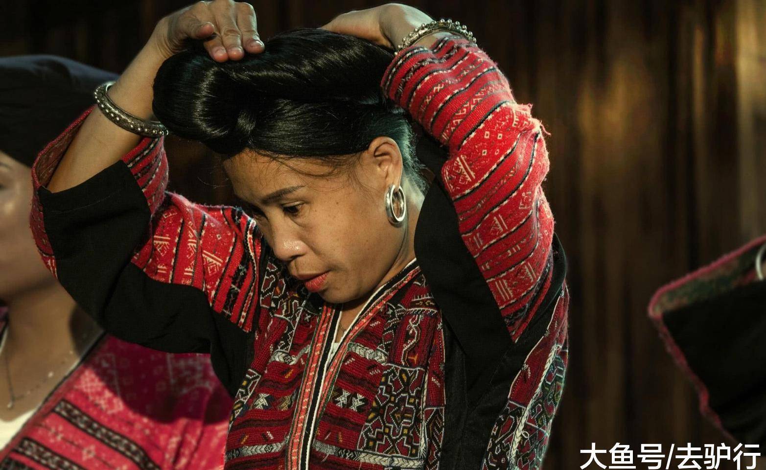 探访广西神秘长发村, 最长头发超过2米, 吸引外国游客前来参观