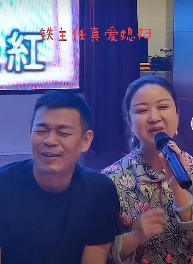 51岁孙浩与女演员合唱,靠肩头姿势亲密,出道二十年感情状况成谜