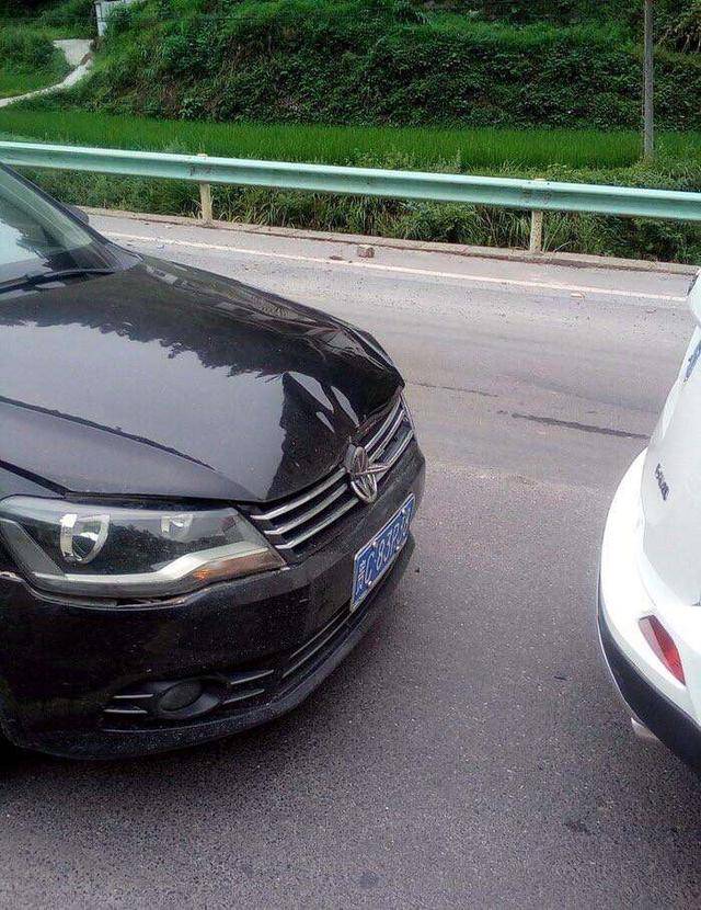 丰田荣放rav4遭大众宝来追尾