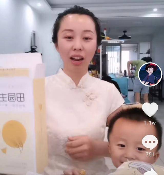 田静社交平台大涨粉!身穿旗袍直播带货超卖命,多亏杜新枝帮宣传
