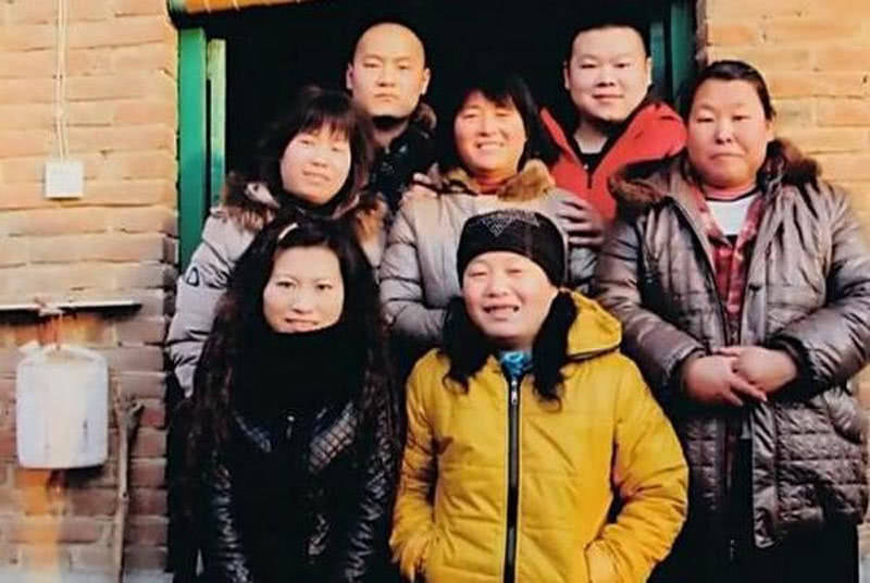 当明星后给兄弟姐妹各买了一套房,一个是周润发,而另一个是他