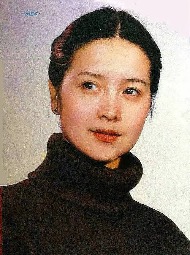 张伟欣1970年的时候,张卫星进入了文彬团训练班学习舞蹈训练班,成为