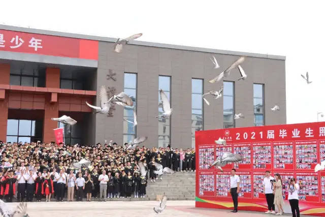 感恩时代放飞梦想茅台学院举行首届大学生毕业典礼
