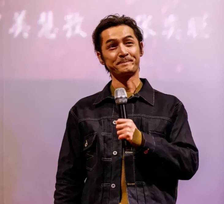 可能是因为工作节奏太快,压力太大,很多男明星不到40岁就开始脸上显老