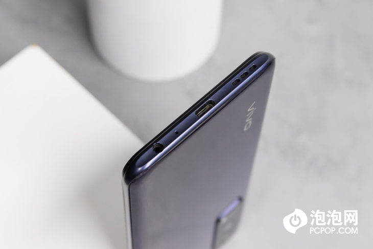 vivo y53s配备了侧边指纹解锁,传统电容式指纹解锁速度不用担心,可以
