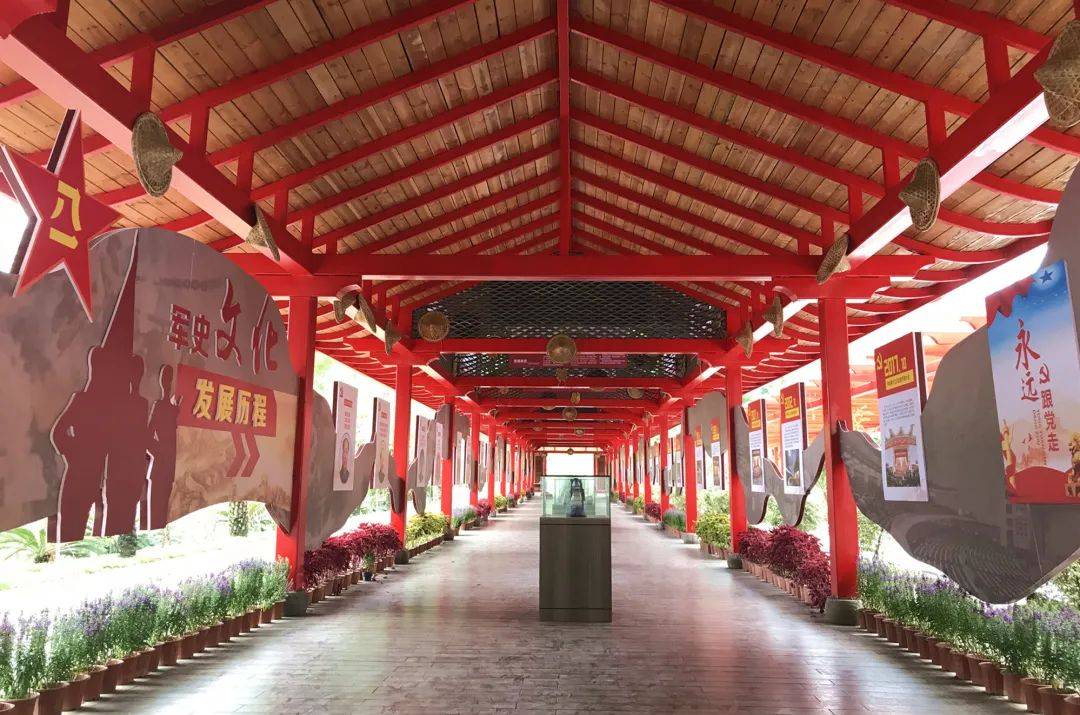 龙门水都景区大型红色教育基地由红色主题广场,红色历史长廊,红船