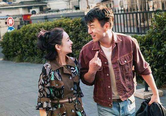 雷佳音老婆有多美?身穿白色蕾丝长裙海边照美翻了,难怪不晒老婆