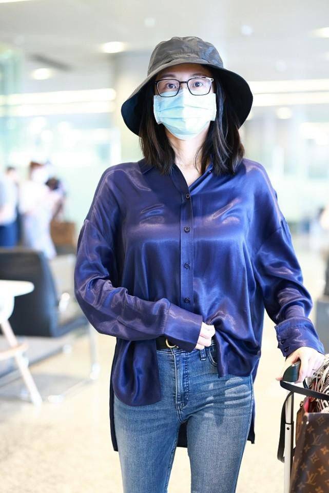 苗苗气质成熟女人味更浓滑溜衬衫配紧身牛仔裤优雅又不张扬