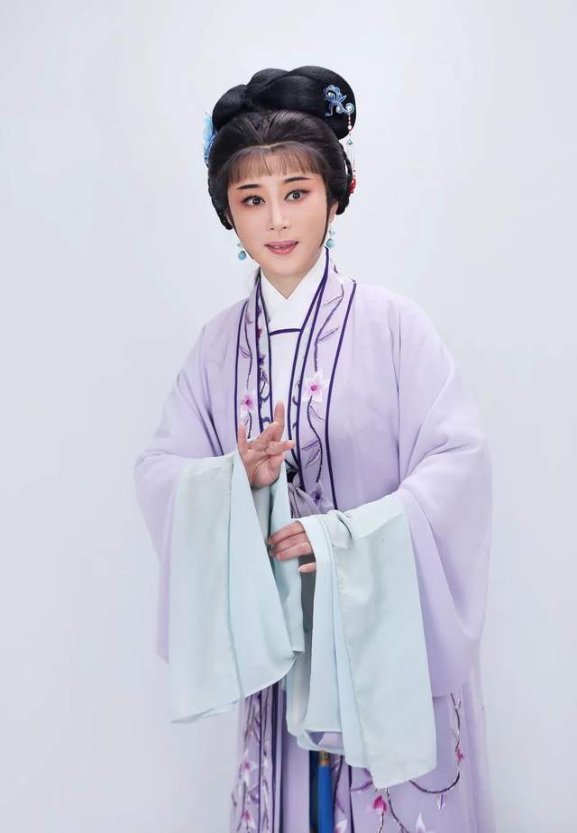 浙江小百花越剧团优秀青年演员,师承越剧表演艺术家董柯娣,京剧表演