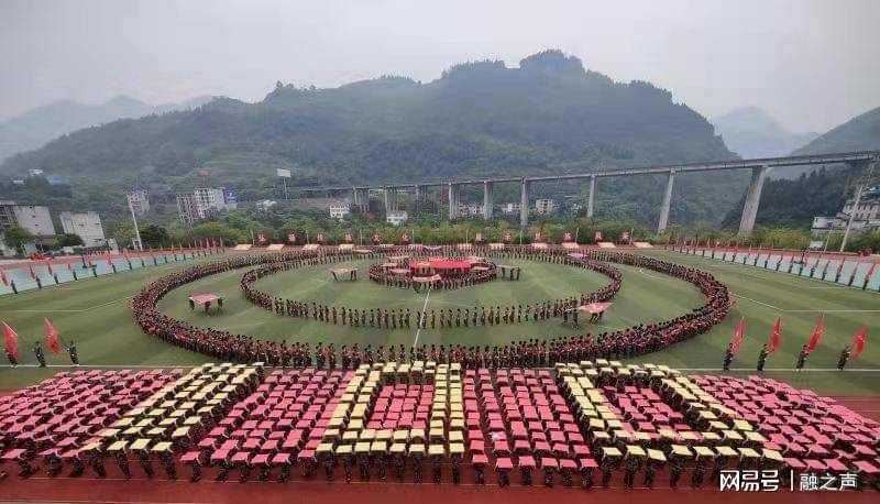 彭水职教中心2021名学生拼出五星图庆祝建党百年华诞
