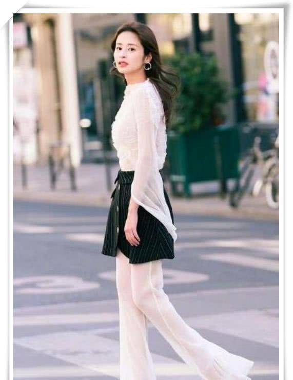 真服了颖儿!在"透明裤"外面套裙子,不仅不丑简直时髦炸了!