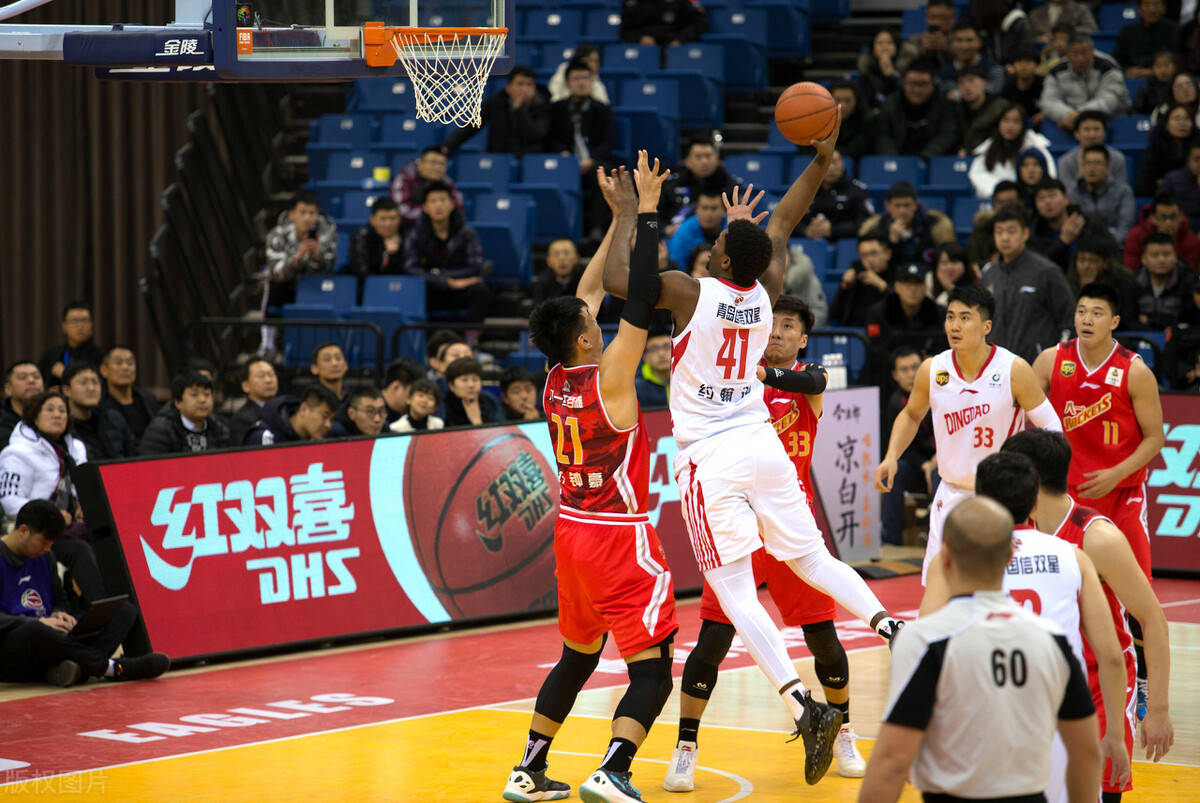 中国cba篮球联赛,其他队遇上八一队的时候,是否应该禁止外援上场呢?