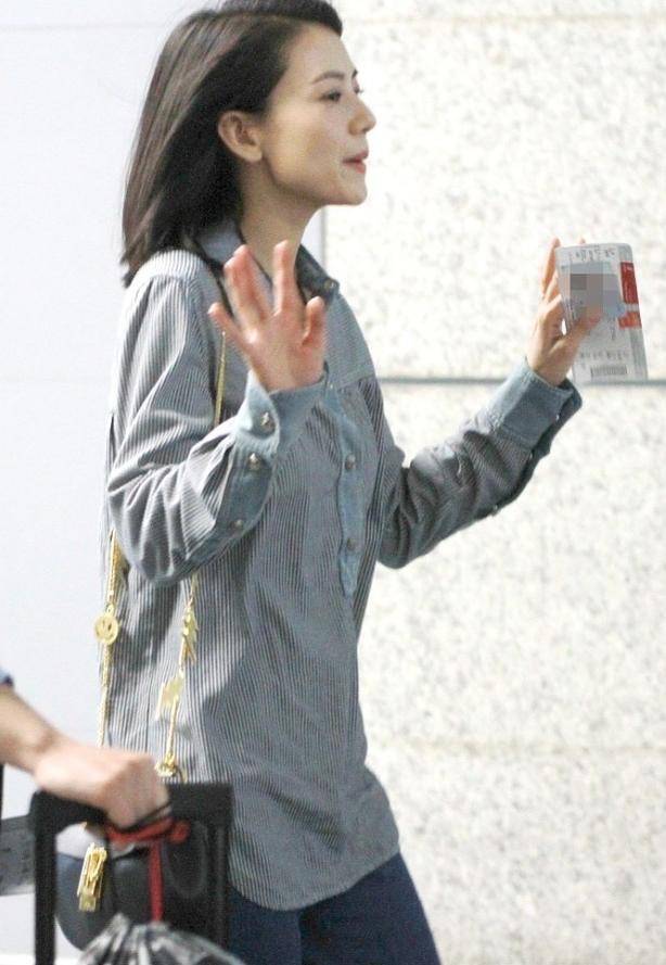 高圆圆有张"初恋脸",素颜配长发看着好温柔,穿搭朴素依旧惊艳