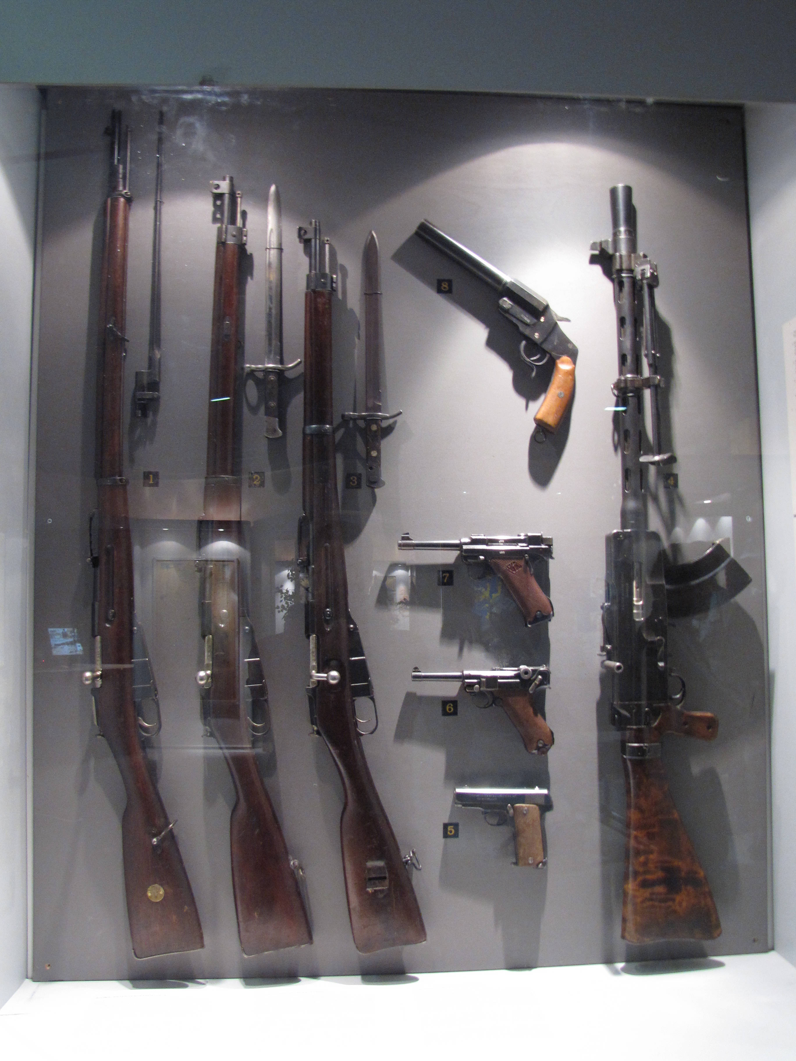 冲锋枪和轻机枪分班搭配1939年芬兰步枪连人员武器编制