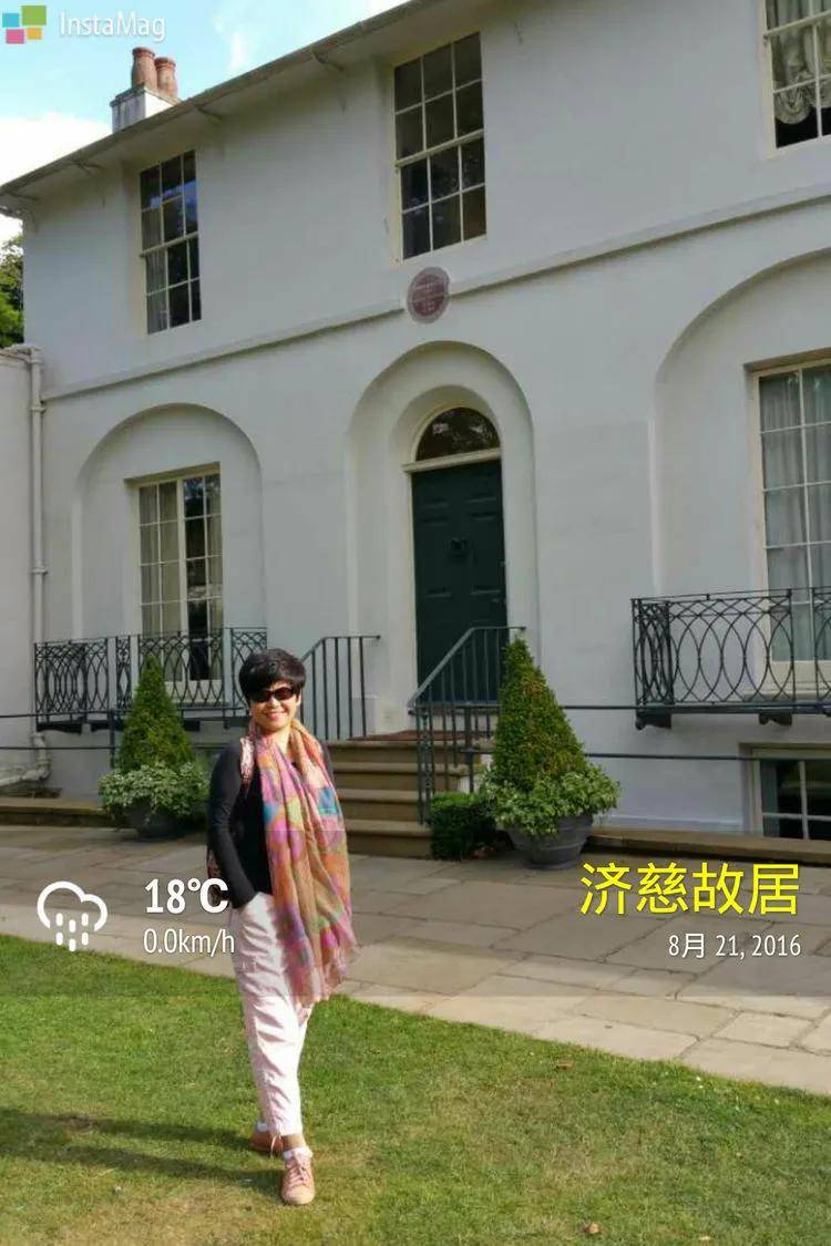 在济慈故居前留影