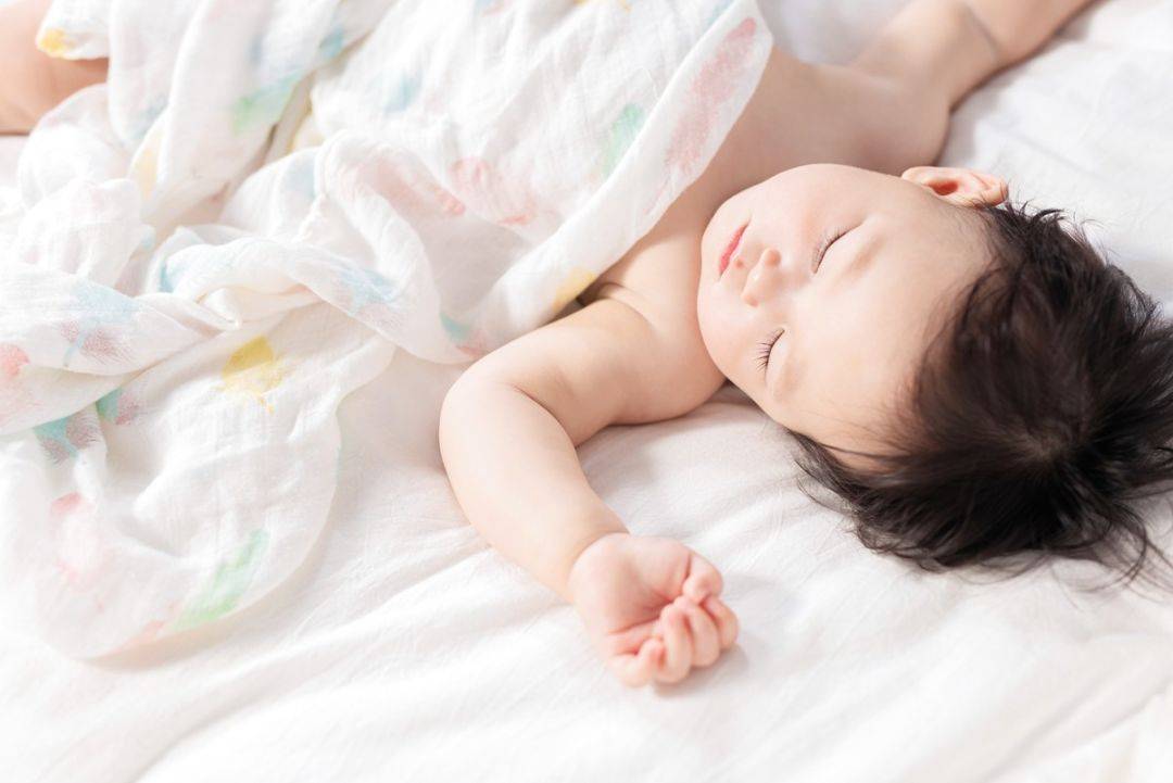 宝宝睡觉总出汗？可能不是热也不是缺钙,爸妈莫忽视这几大原因