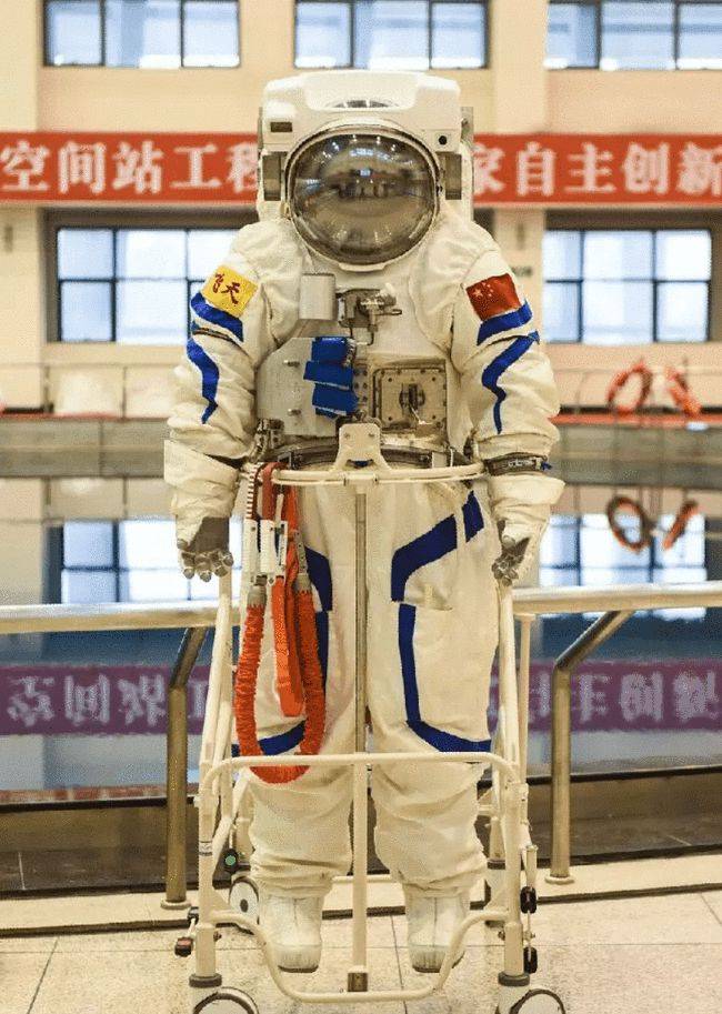 我国空间站航天员出舱,身穿的3000万元衣服,为何无法带回地球?