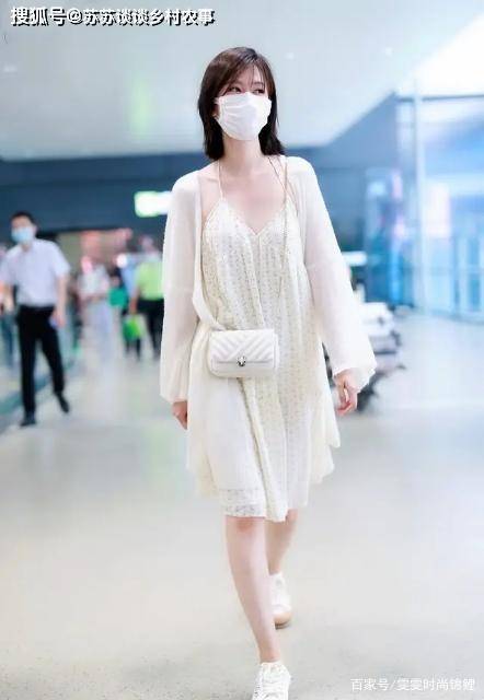 乔欣终于放开了,穿睡裙搭配透纱衫亮相机场,别说,效果