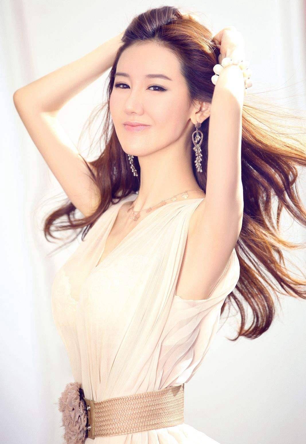 2009年出生的女明星,1998年出生的女明星 2009年,开始演艺生涯,并出演了首部电影《精舞门2》.