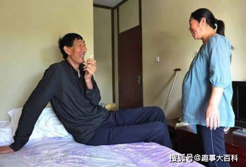 中国第一男巨人鲍喜顺12年前不听医生建议生下儿子如今怎样了