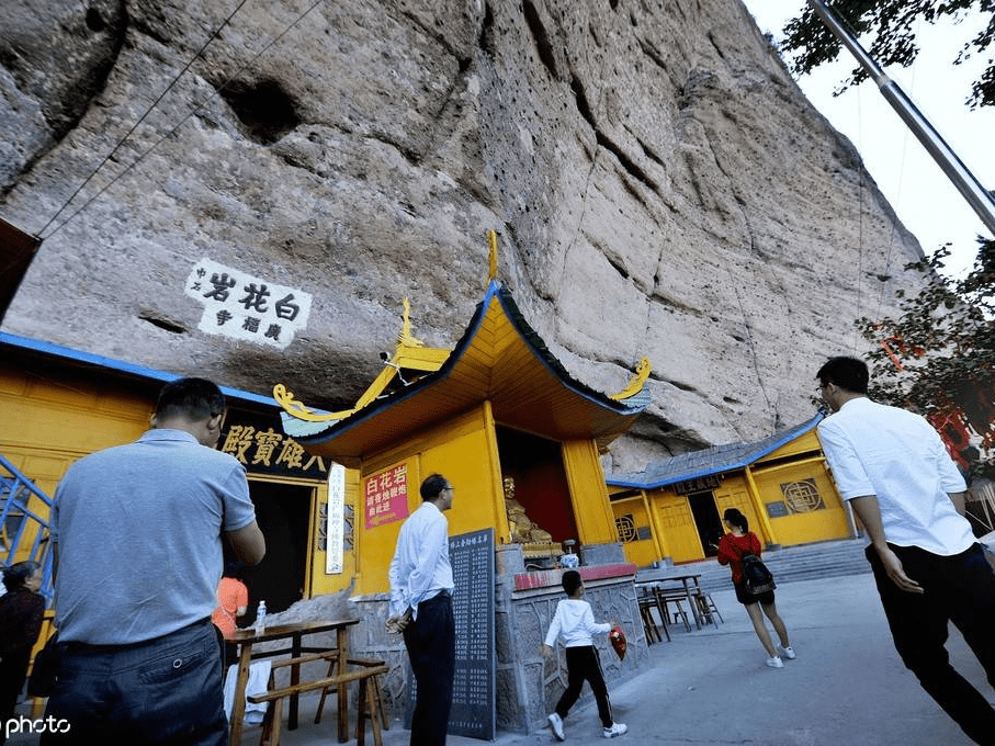 江西广丰广福寺 被誉悬挂在巨石崖岩中千年古寺