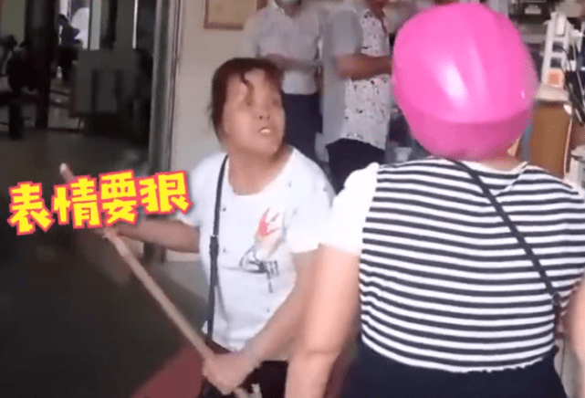 广西两大妈吓唬式吵架举着棍子不敢下手围观者反应亮了