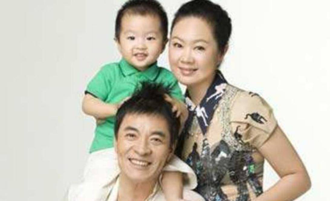 原创2007年,27岁杨若兮媒体面前痛哭,说自己50岁男友刘威消失不见了!