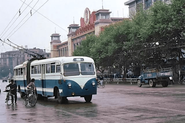 1983年,南昌无轨电车就这样从南京的老城门下穿过80年代的青岛80年代
