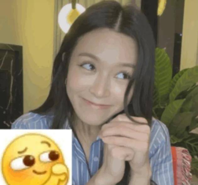 原创"嫩模鼻祖"文咏珊开直播模仿表情包,被网友批评穿着问题!