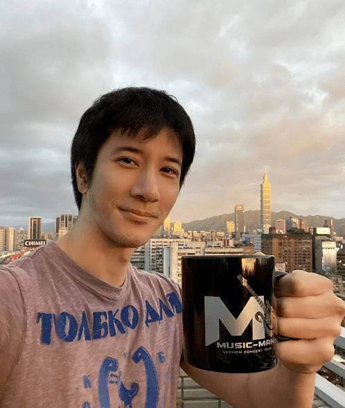 原创男神放飞自我!王力宏近照满脸络腮胡,留长发后令网友不敢认