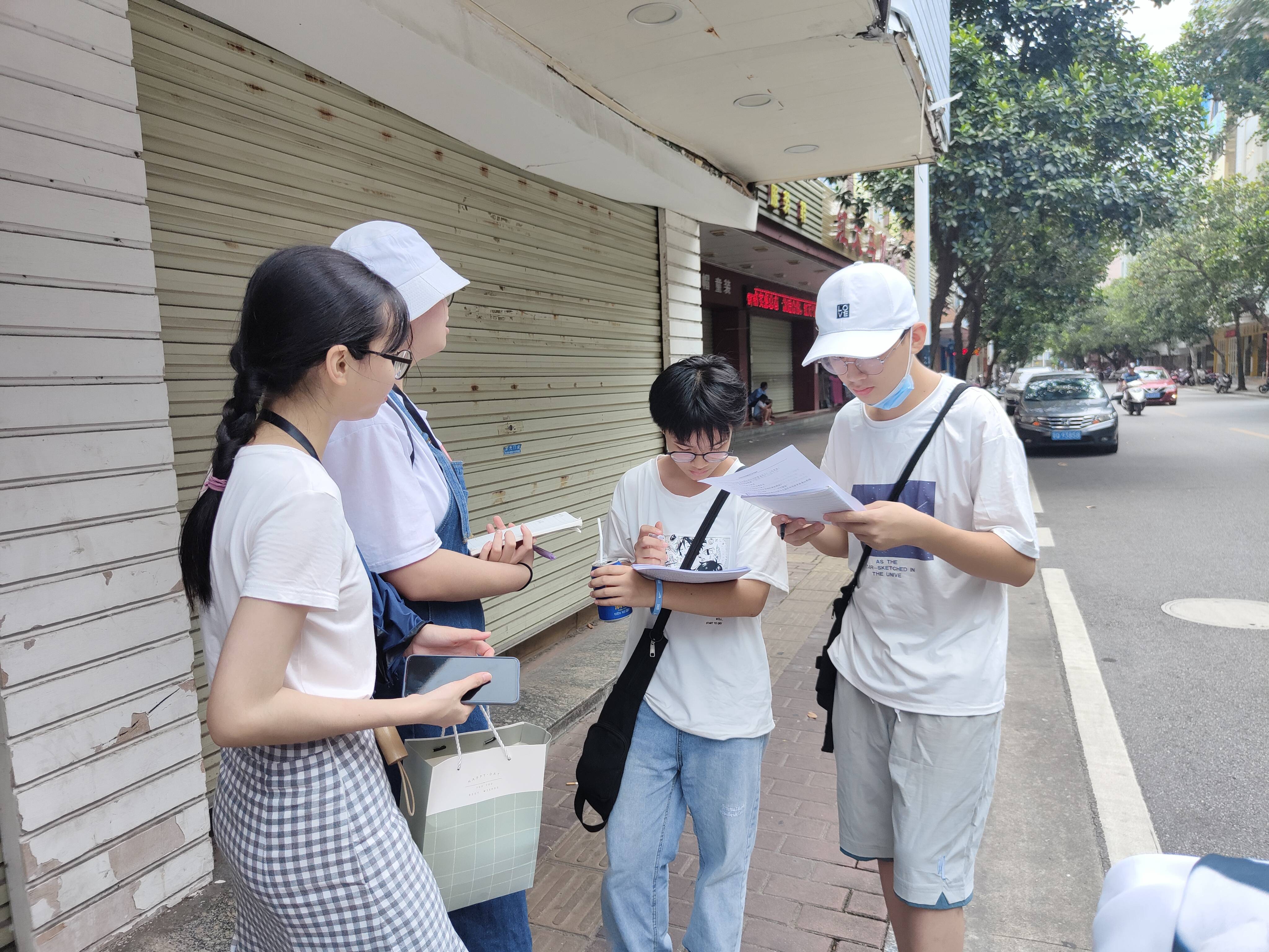 当地学生认真填写调查问卷