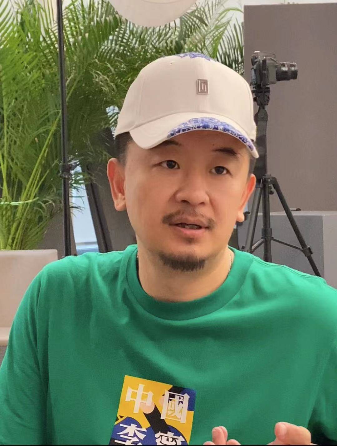 原创黄海波近况曝光,素颜出镜精神抖擞,工作人员否认关停