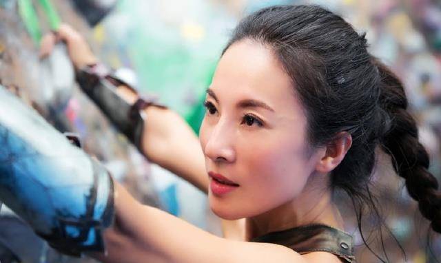 50岁辣妈刘叶琳的腹部纹身,外国人嫌弃"丑",可那是最美的痕迹