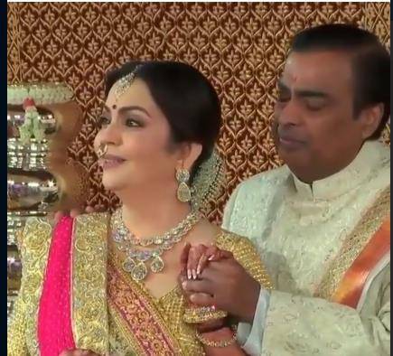 印度首富是爱妻男,女儿大婚他眼中只有老婆,豪门婚姻也浪漫!