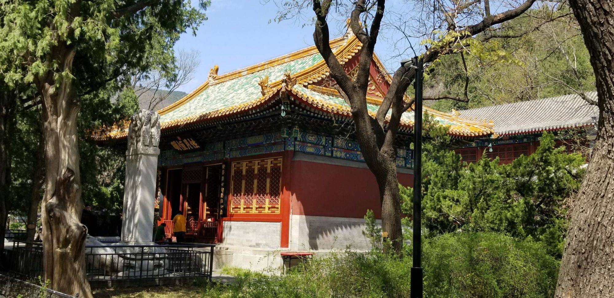 北京有"三宫六院"之称的寺庙,内有一尊佛涅盘铜像