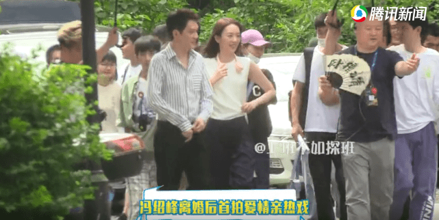 和赵丽颖离婚后,冯绍峰拍戏与童谣牵手拥抱,表情可爱小肚腩抢镜
