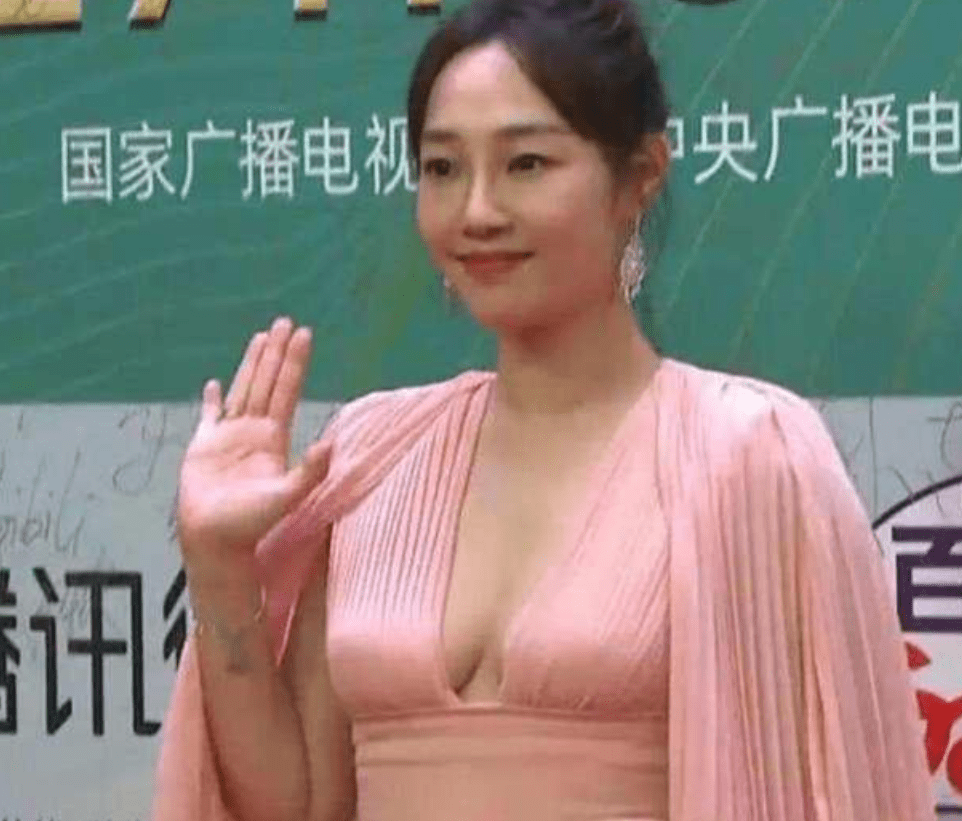 白百何红毯造型翻车!v领开到肚脐显臃肿,37岁像极了大妈