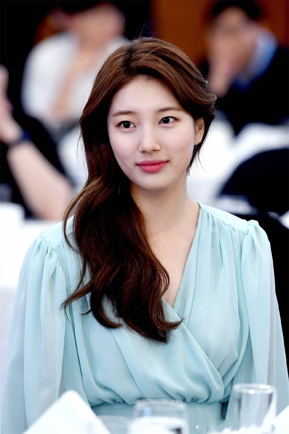 原创裴秀智解锁最美造型,一袭蓝色纱裙宛如仙女下凡,不愧是国民初恋